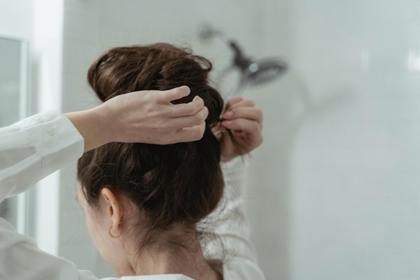 Comment réaliser un chignon sophistiqué pour un gala de charité ?