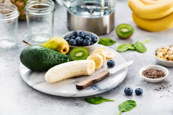 Quels fruits et légumes incorporer dans un smoothie beauté pour une peau éclatante ?