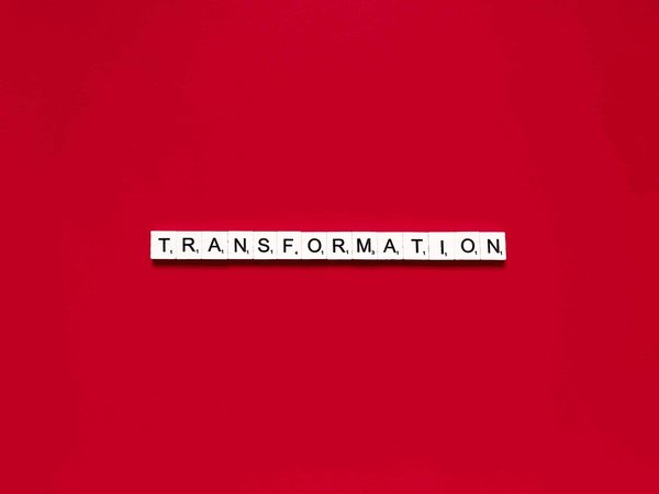 Astuces pour transformer une tenue de jour en tenue de soirée avec des accessoires clés